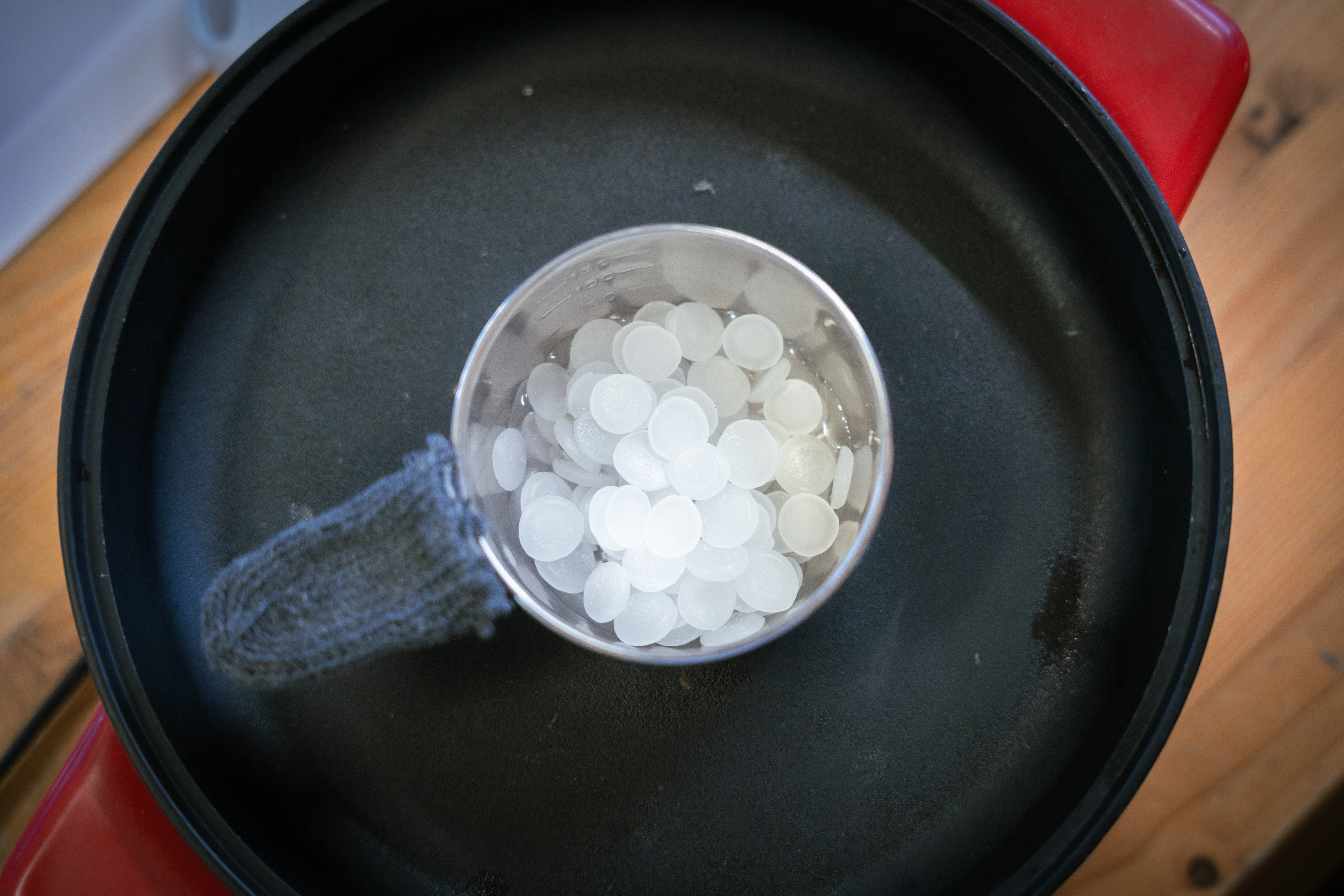 Making your own original aroma sachet with the scents of Awaji Island's forests / Melting the wax while heating it