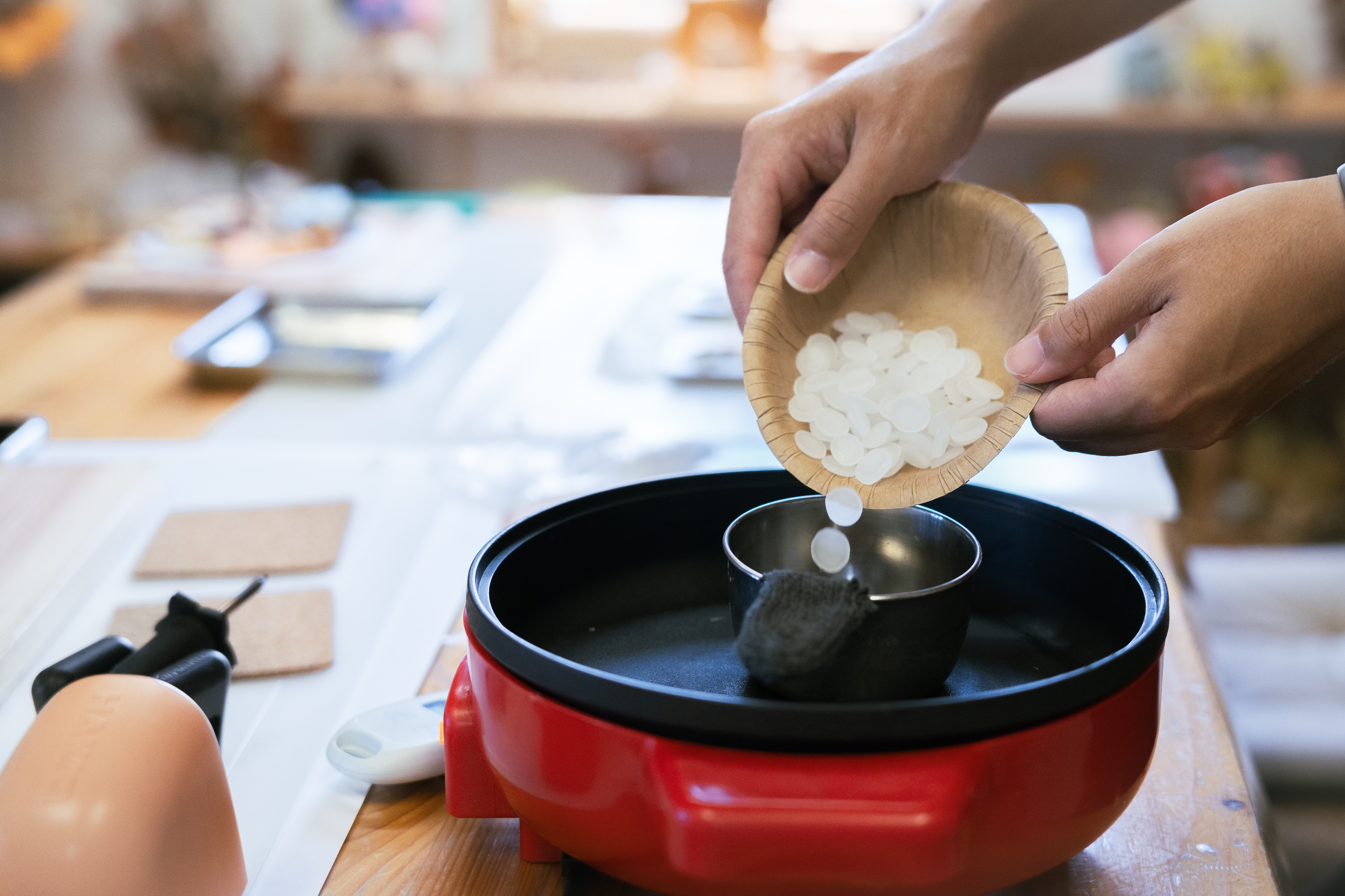 Mixing aroma oil into wax and pouring it into molds