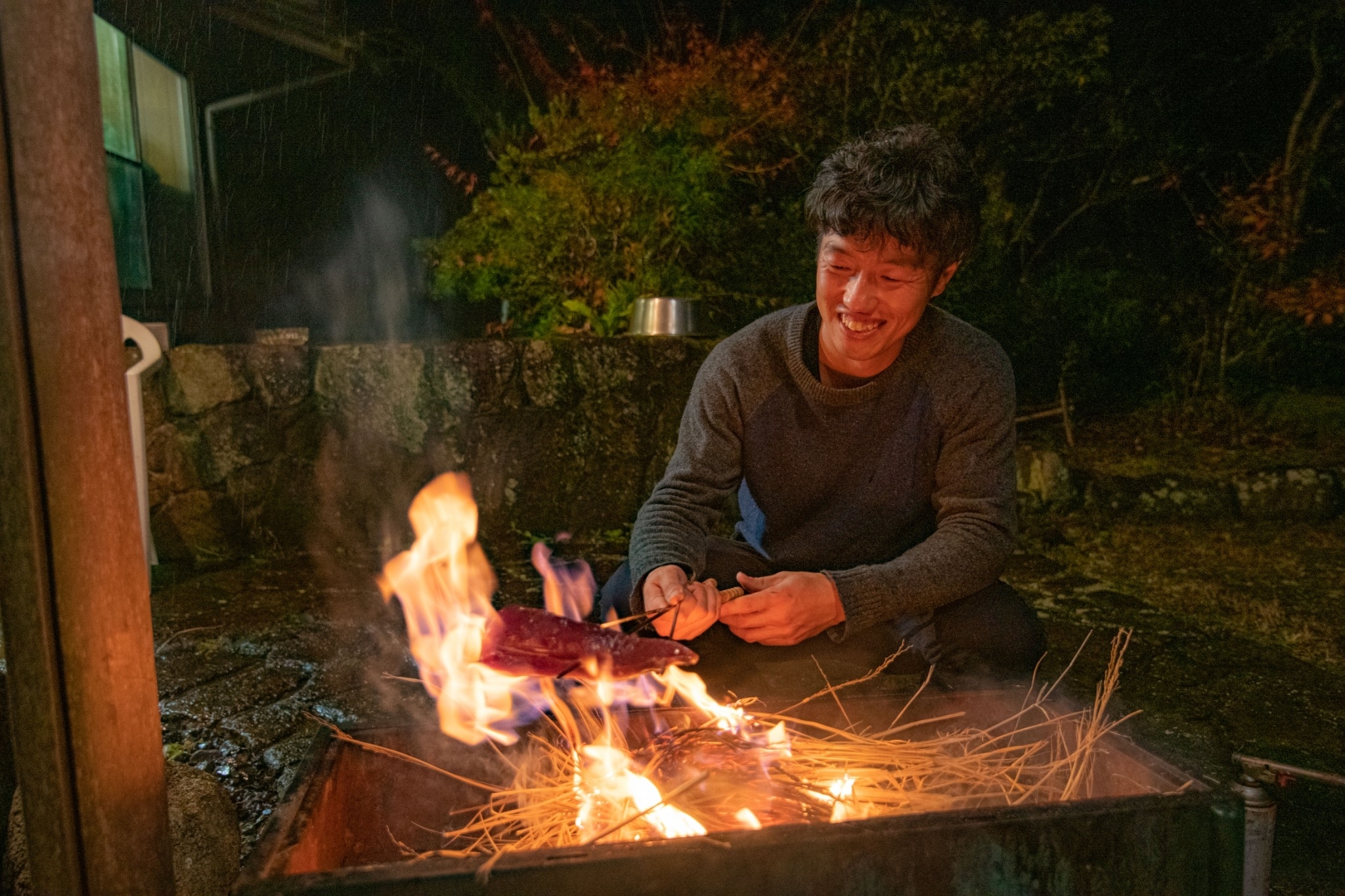 Local charcoal: a rural-life experience with charcoal-grilled local ingredients and freshly cooked terrace-grown rice / "I want to keep welcoming people who enjoy life here in many ways, while growing myself too"