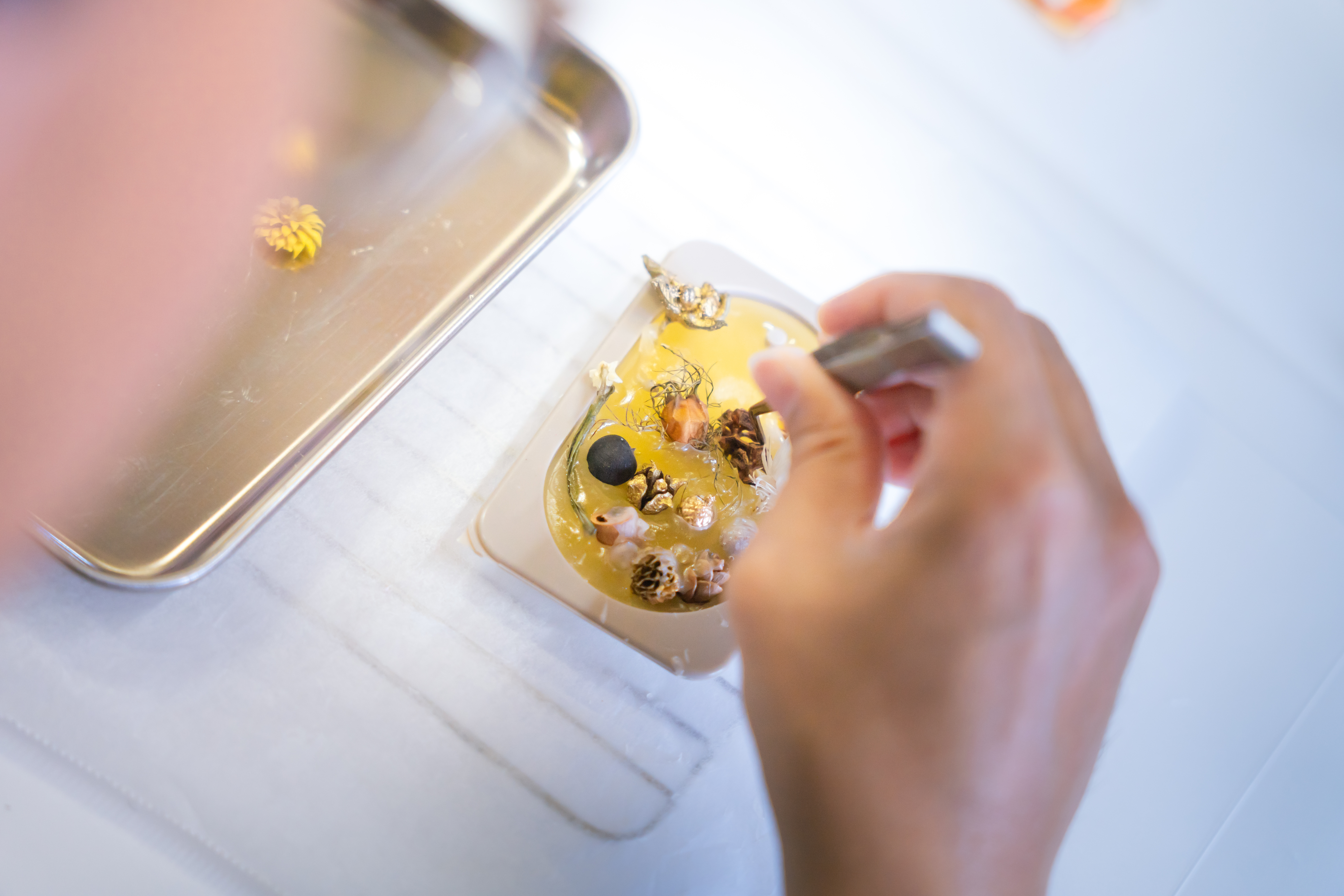 Making your own original aroma sachet with the scents of Awaji Island's forests / Decorating on top of the wax