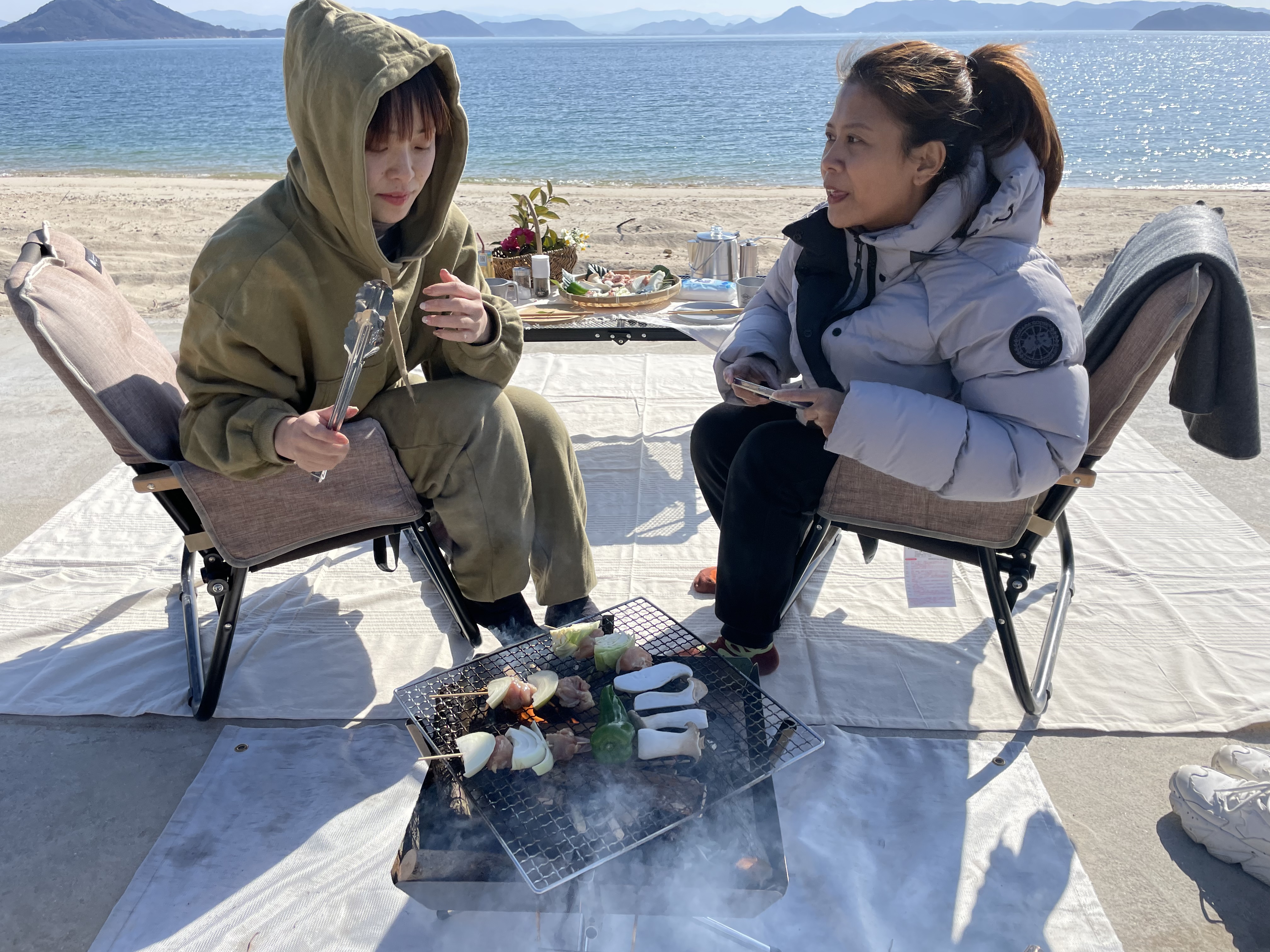 プライベートビーチで贅沢デイキャンプ！ ～瀬戸内海と多島美を眺めながらBBQ体験～〈BBQ食材セット・1ドリンク・キャンプ＆BBQ用品一式付き〉※2名～ / 海辺にあるウッドデッキで、デイキャンプスタート！