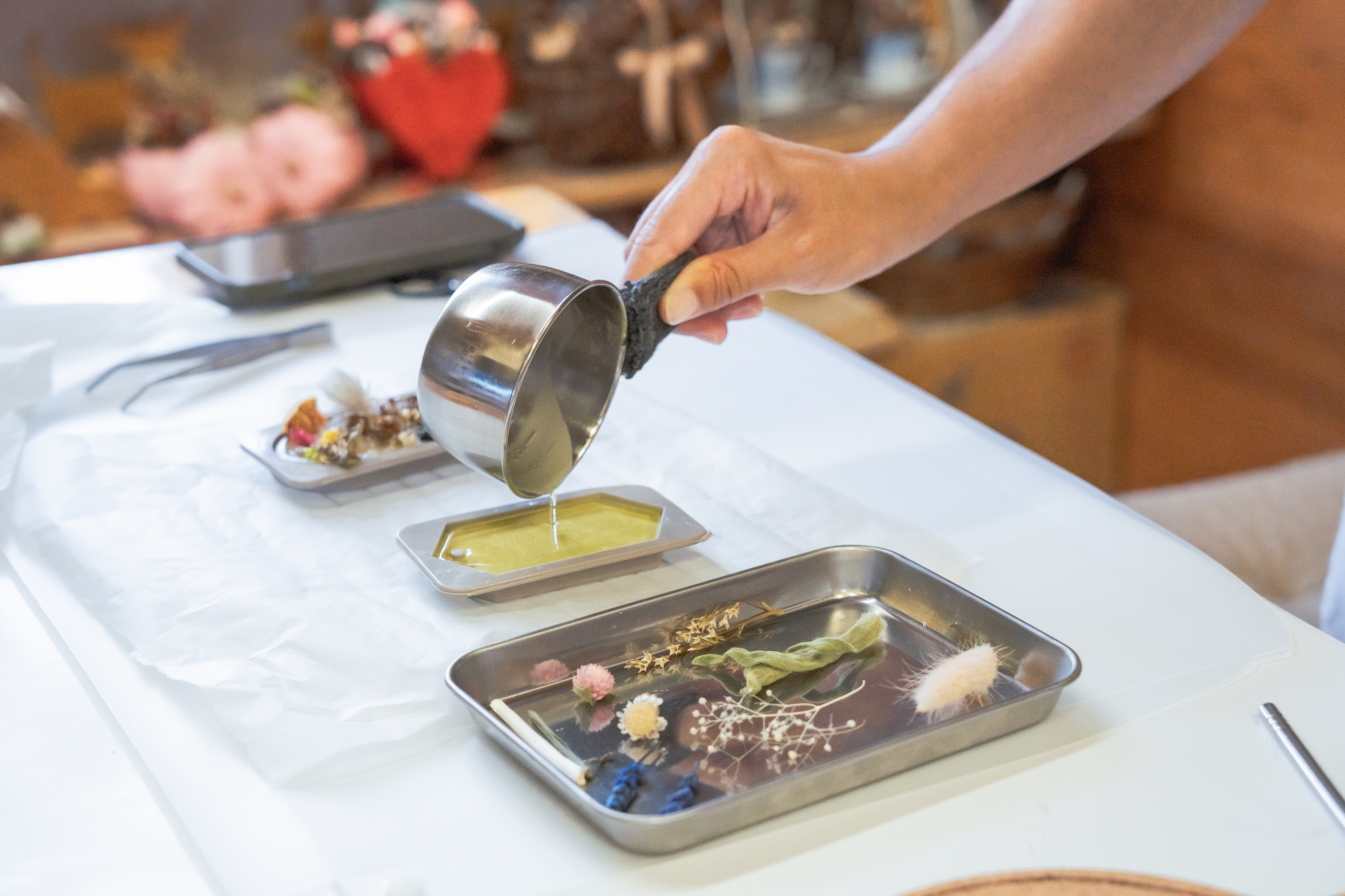 Making your own original aroma sachet with the scents of Awaji Island's forests / Decorating on top of the wax