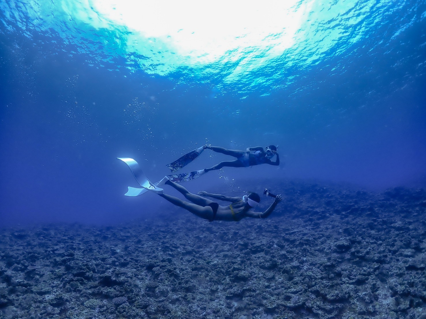 【宮古島】宮古ブルーで人魚のように舞い泳ごう
＜撮影データ・さたぱんぴん込み＞ / 宮古ブルーの海でシュノーケル