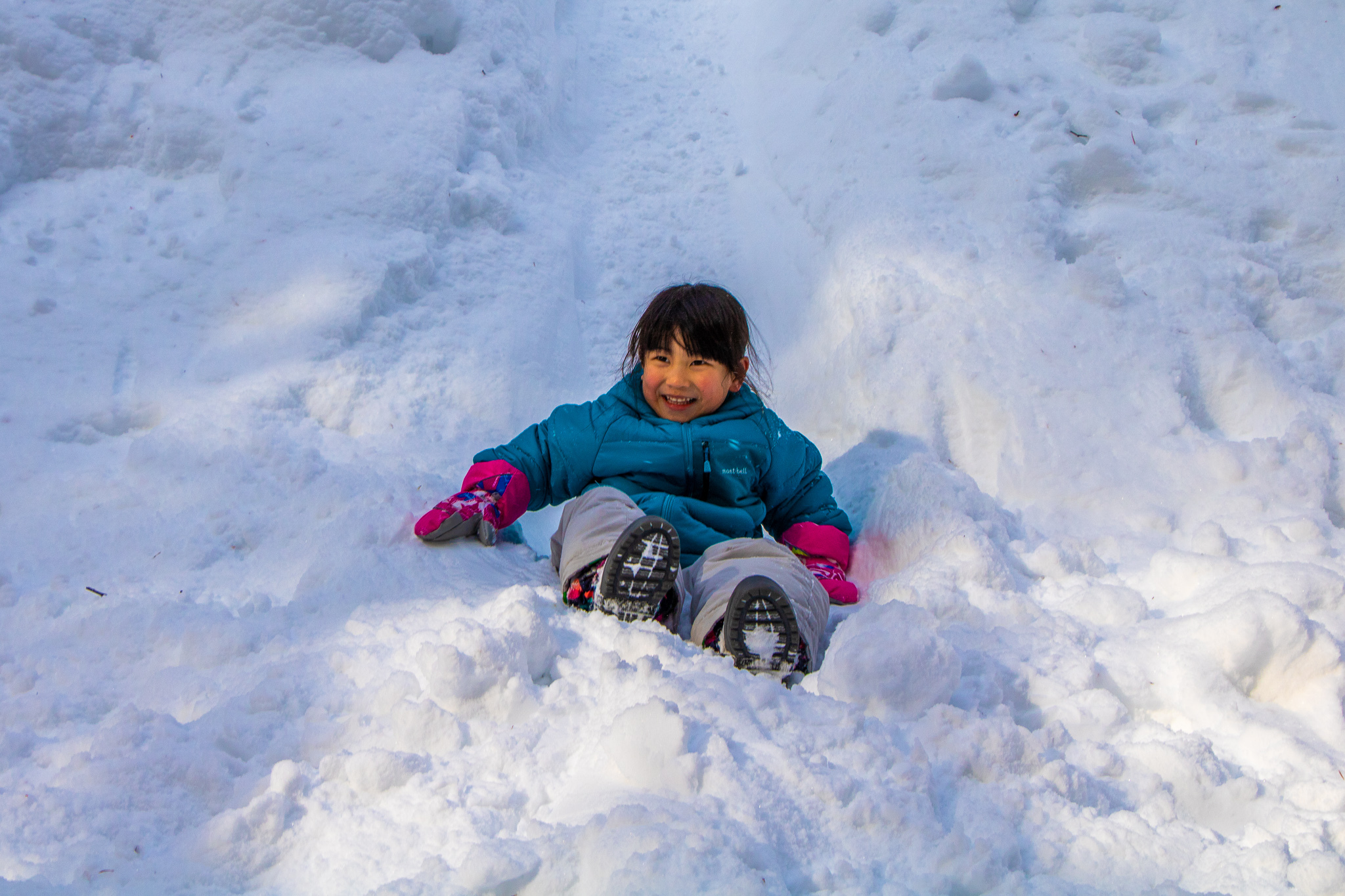 足跡のない雪の森をスノーシューで歩く