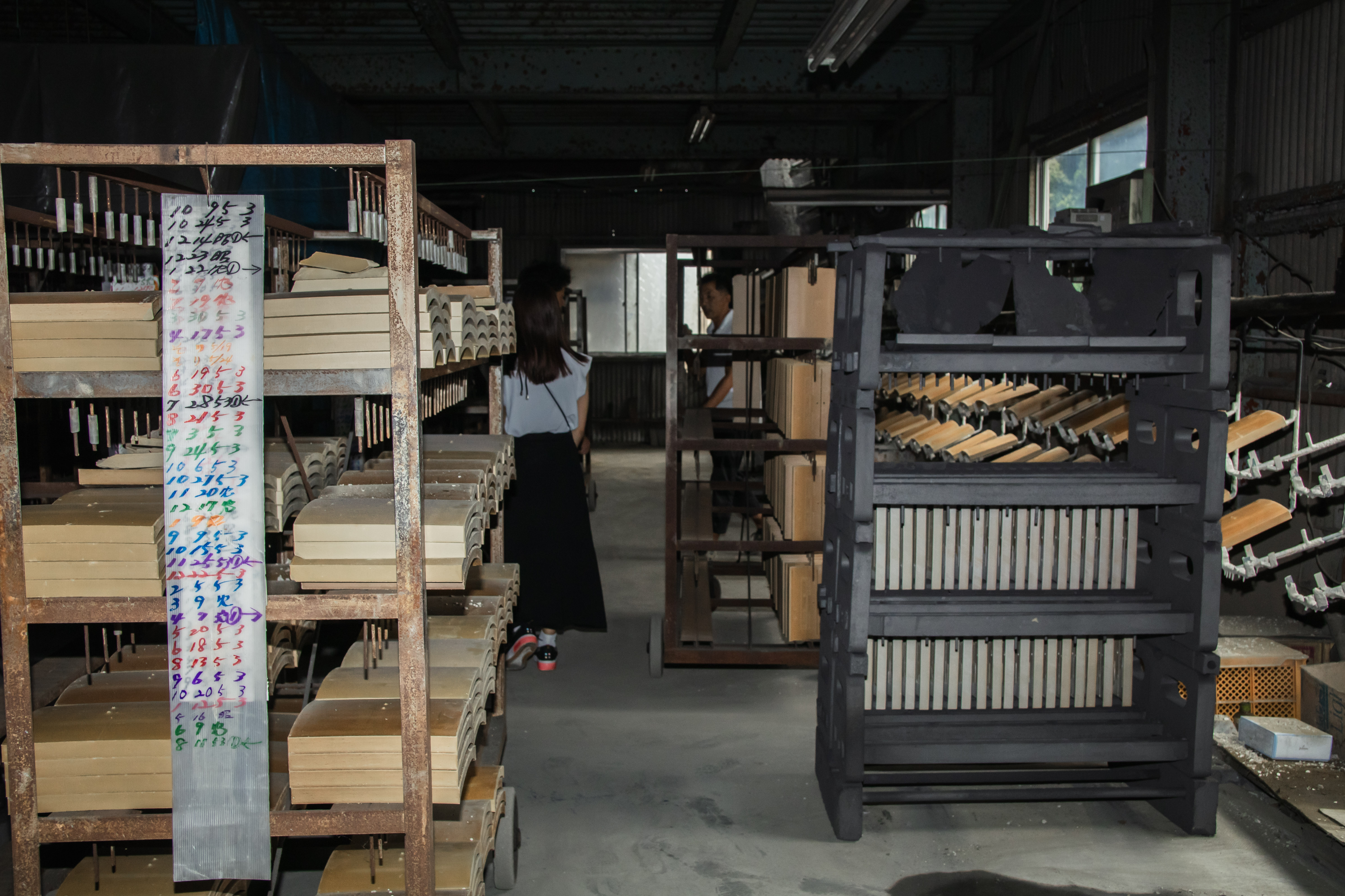 Making an original lantern from Awaji tiles, one of Japan's three great tiles, and discovering their silver sheen / What color is "ibushi-gin"? A tile factory tour