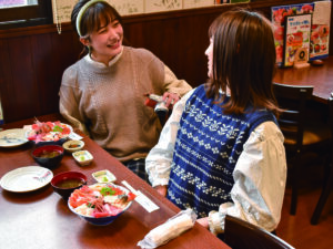 【定山渓】パワフル道産子とディープな地元グルメを満喫旅
＜温泉・アイス付き＞ / なまらうまい！
北海道の海鮮を贅沢に使った海鮮丼