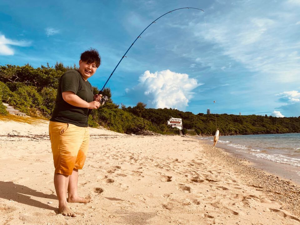 津堅島の澄んだ海で釣り