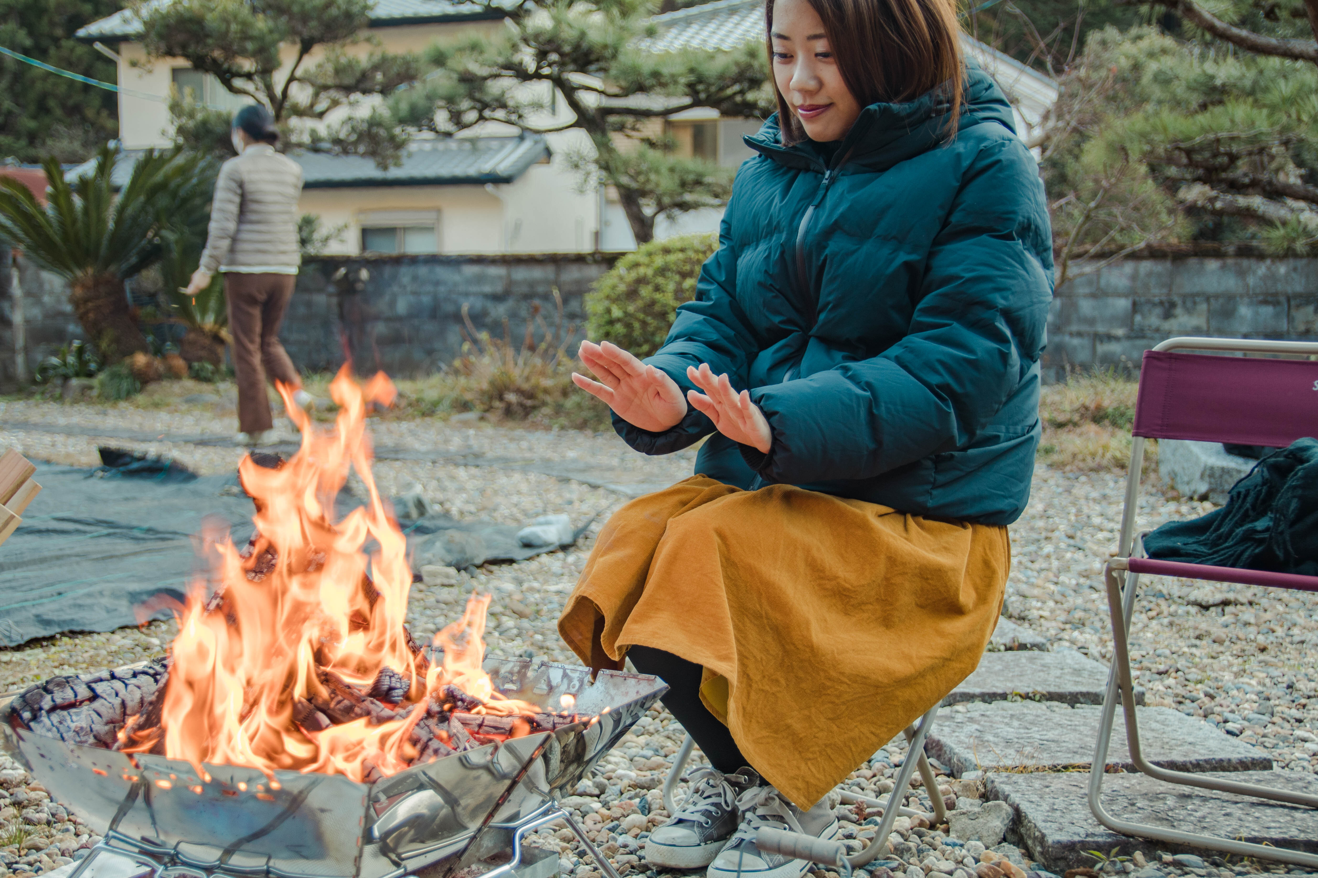 A soothing trip switched off from screens: a Swedish-torch campfire and cypress aroma / Making piping-hot sweet potatoes around the campfire