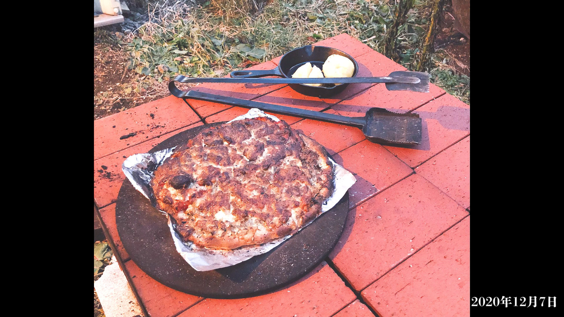 Sapporo: homemade pizza and smoked foods with Hokkaido ingredients / Homemade pizza from Hokkaido-flour dough, baked in a brick oven