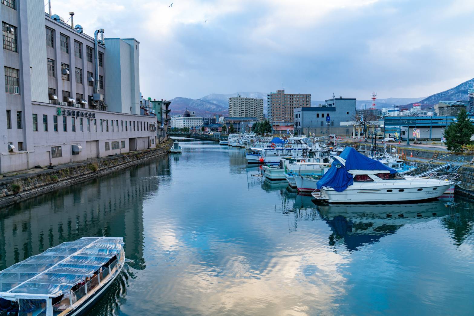 【小樽】色鮮やかなお花から光り輝く
夜景まで小樽の絶景スポット満喫旅
＜建物入場料込み＞ / ショッカーの基地としても使われた
北海製罐小樽第三倉庫