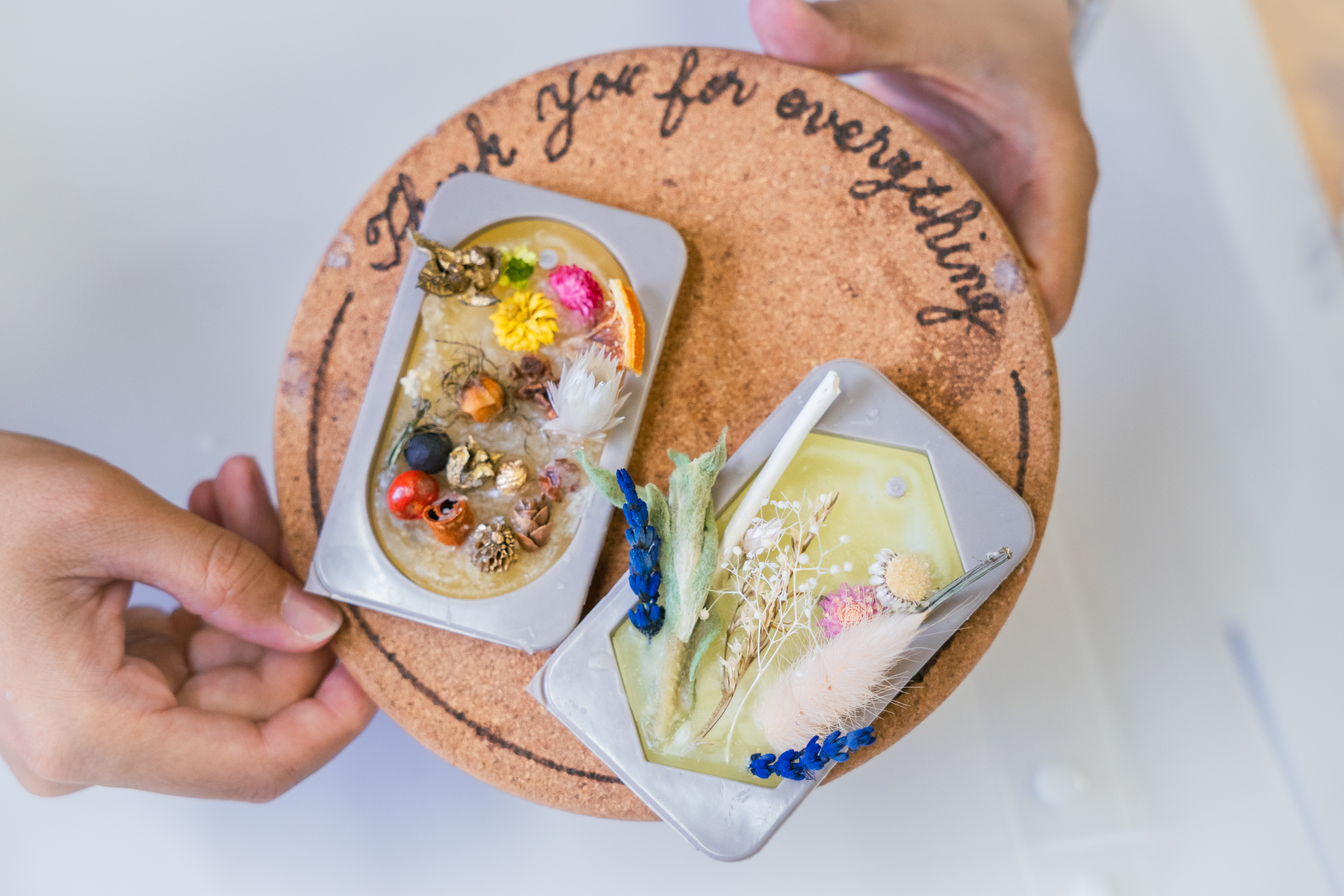 Making your own original aroma sachet with the scents of Awaji Island's forests / Removing the aroma sachet from the silicone mold