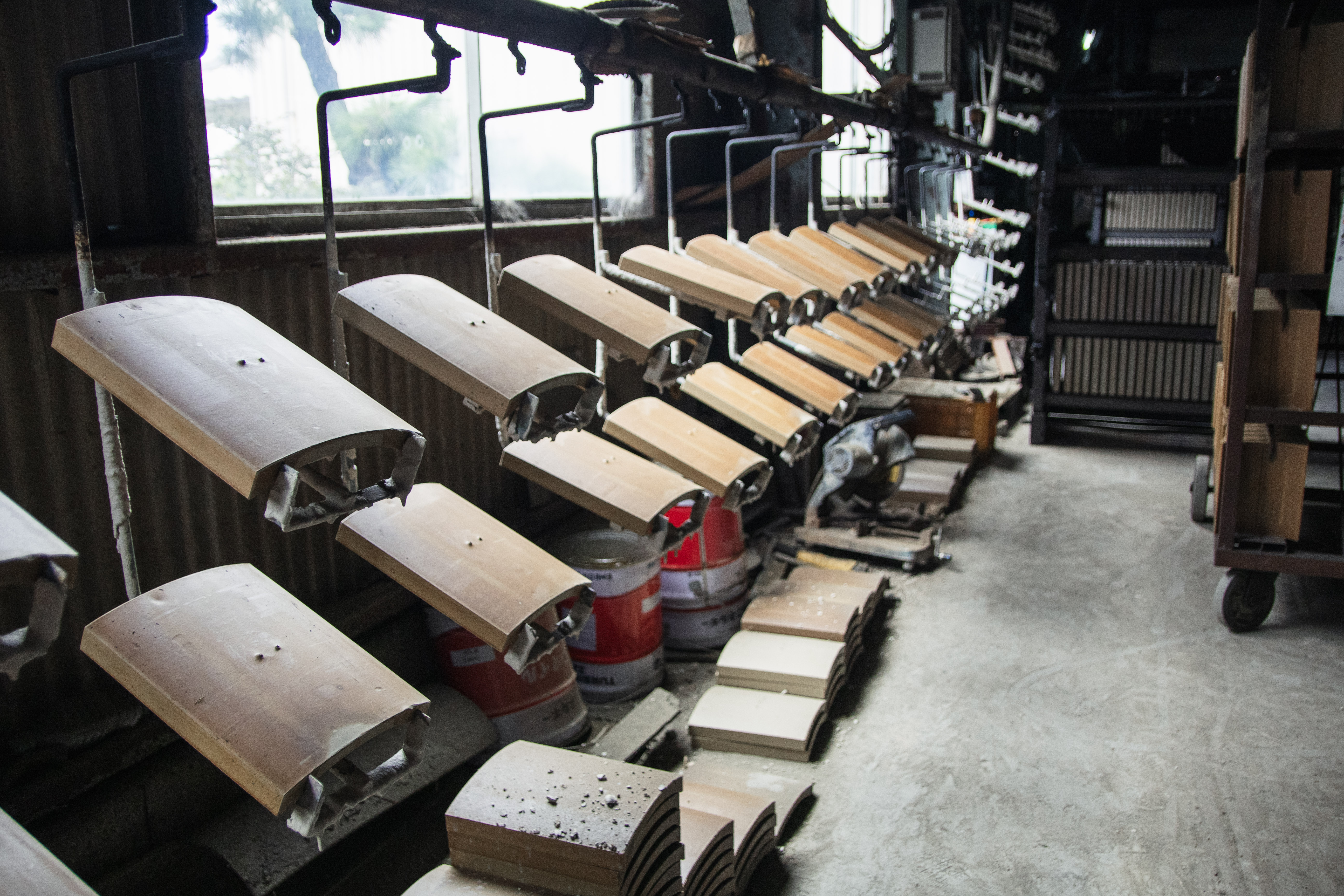 Making an original lantern from Awaji tiles, one of Japan's three great tiles, and discovering their silver sheen / What color is "ibushi-gin"? A tile factory tour