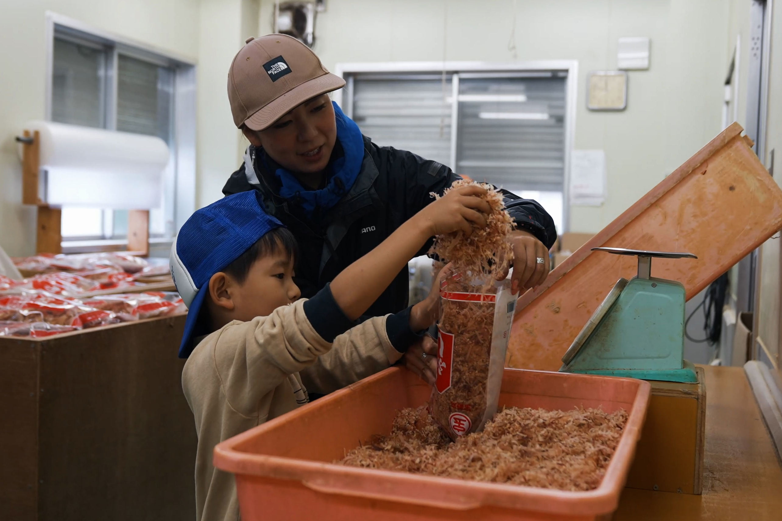 【奄美】期間限定！カツオの一本釣り＆釣った魚をさばこう
＜昼食バイキング付き＞ / 釣った魚をさばく＆かつお節を作ろう