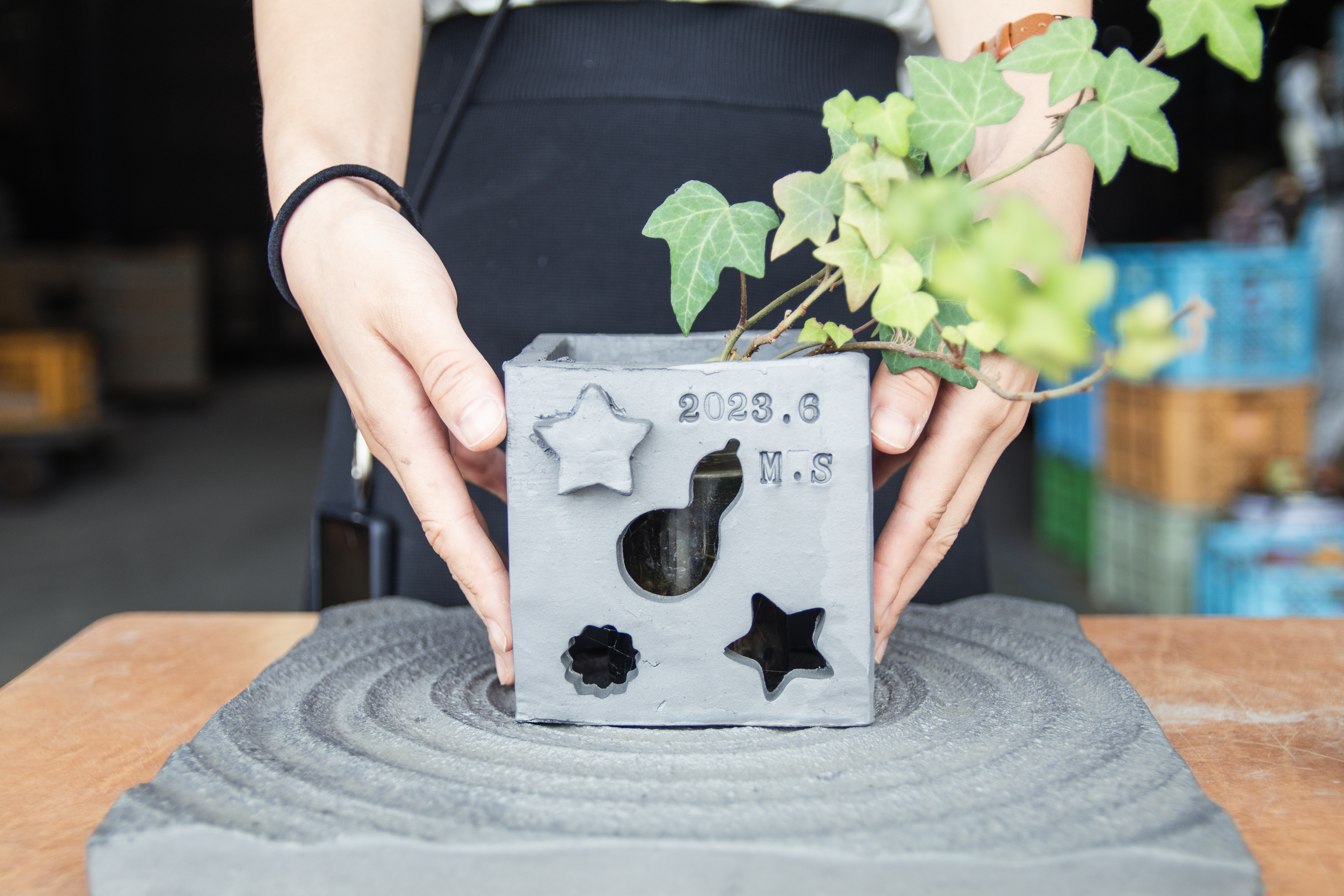 Making an original lantern from Awaji tiles, one of Japan's three great tiles, and discovering their silver sheen / Where will you display your tile lantern when it arrives?