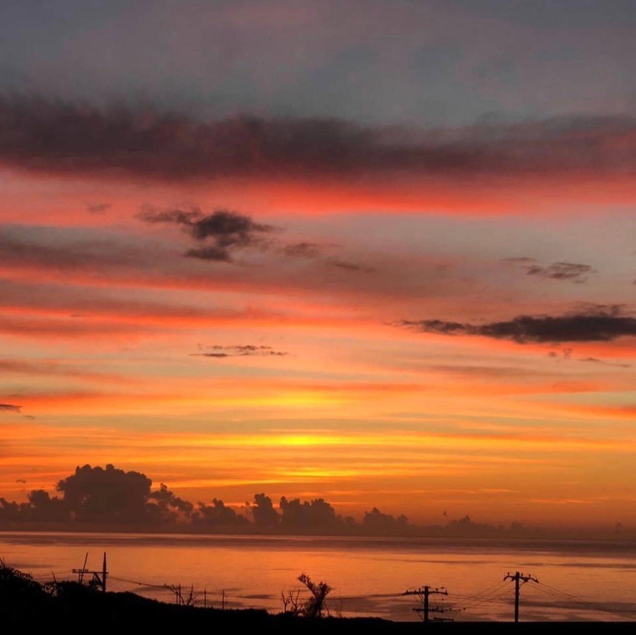 今帰仁の山で夕日を見ながら夜ごはん