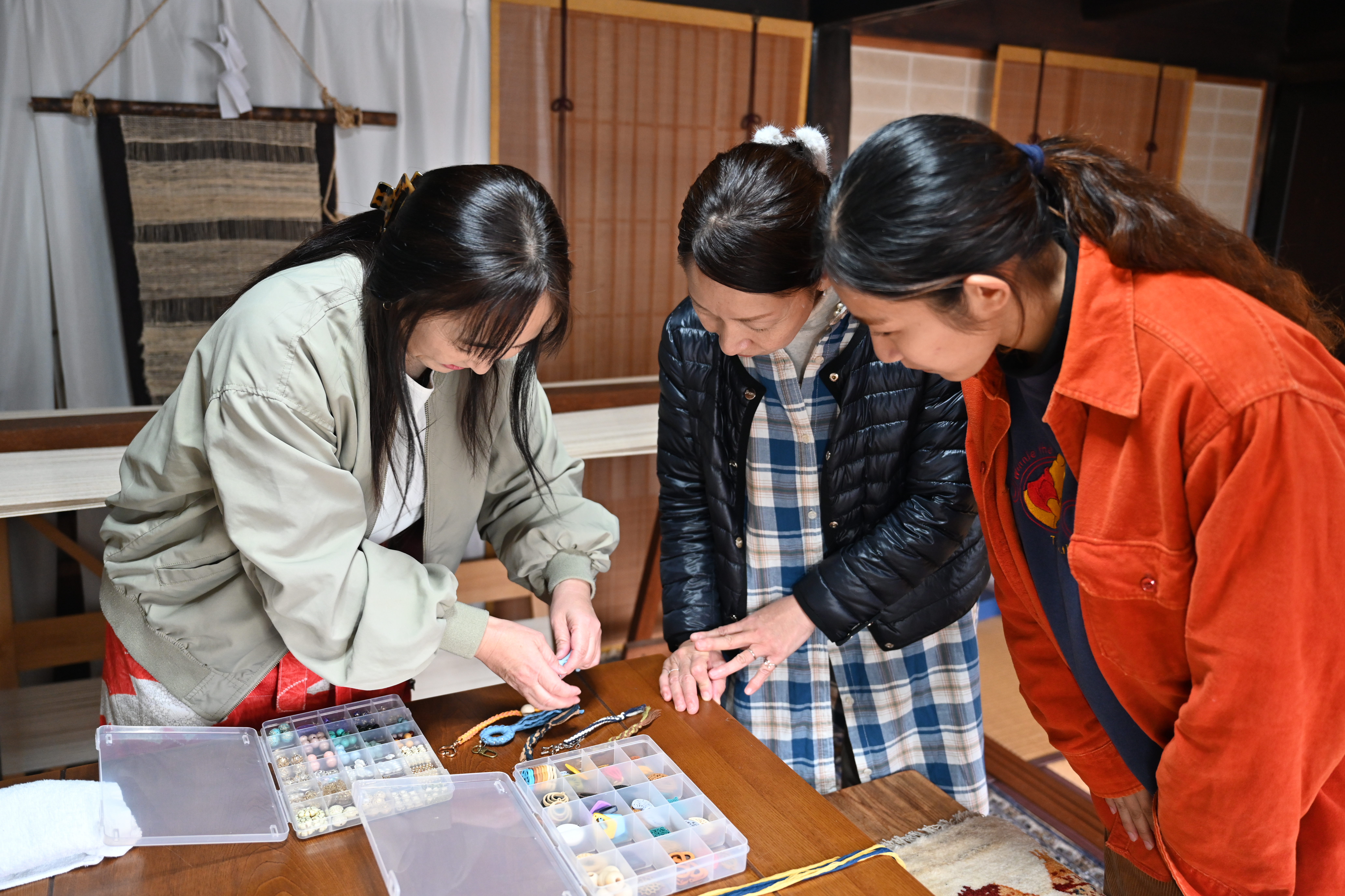 【赤穂緞通職人に教わる】こだわりが詰まったチャームを作成しよう / 【チャームプラン】こだわりの色で染めた糸とパーツを組み合わせよう