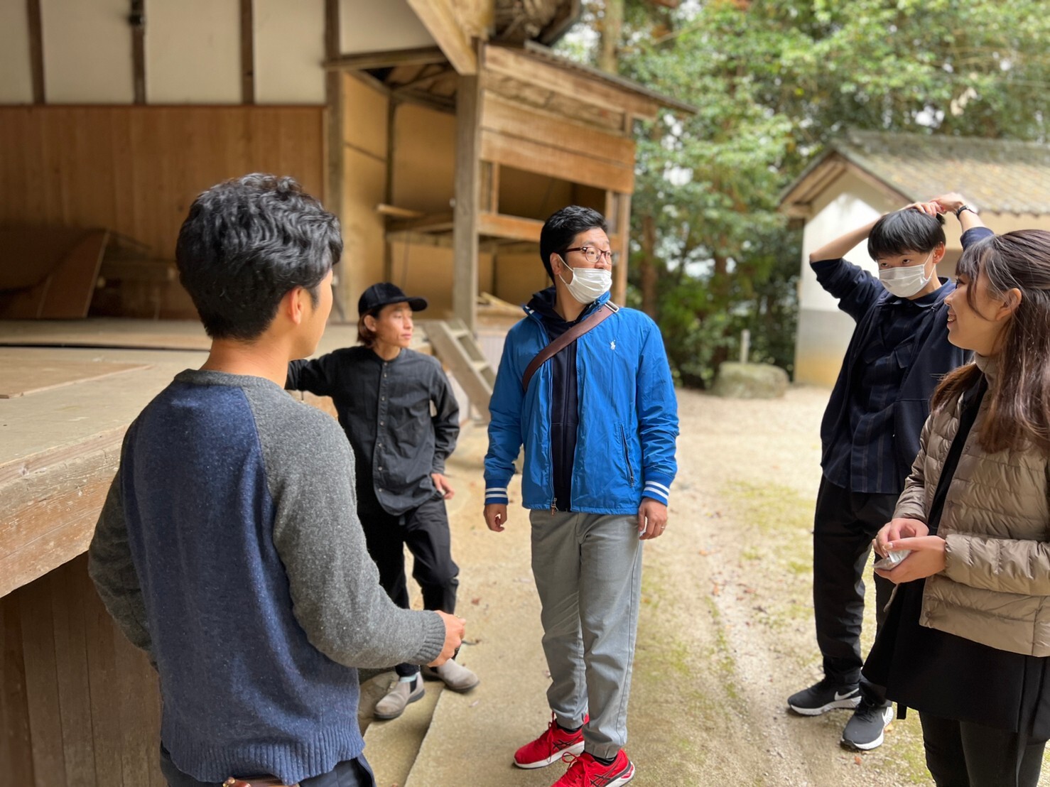 Local charcoal: a rural-life experience with charcoal-grilled local ingredients and freshly cooked terrace-grown rice / "I want to keep welcoming people who enjoy life here in many ways, while growing myself too"