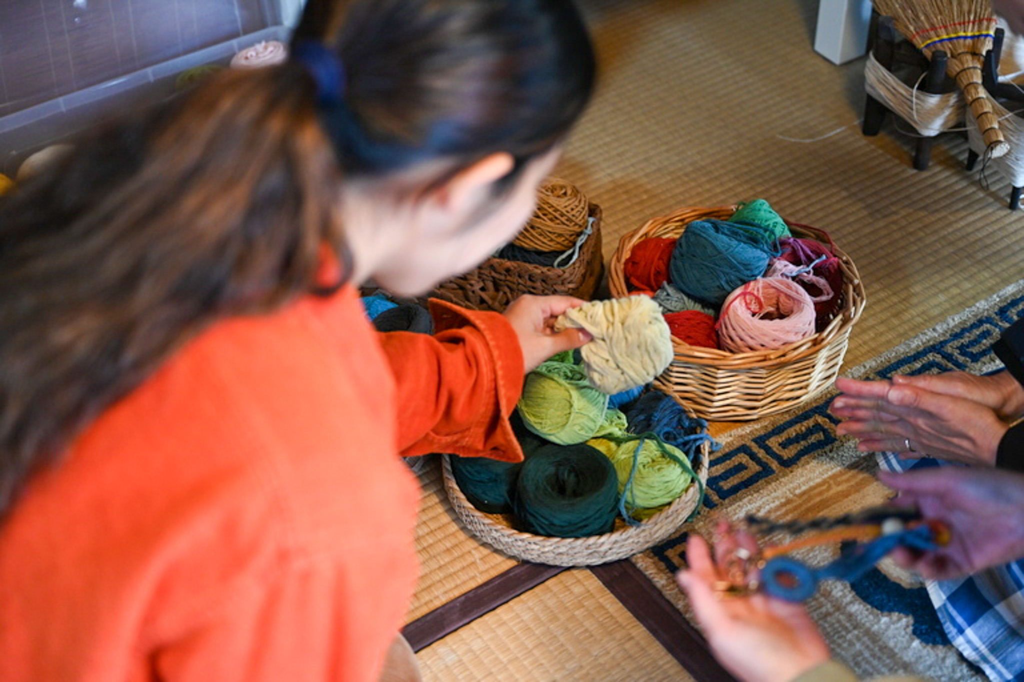 本物と同じ技法で緞通ブローチを作る