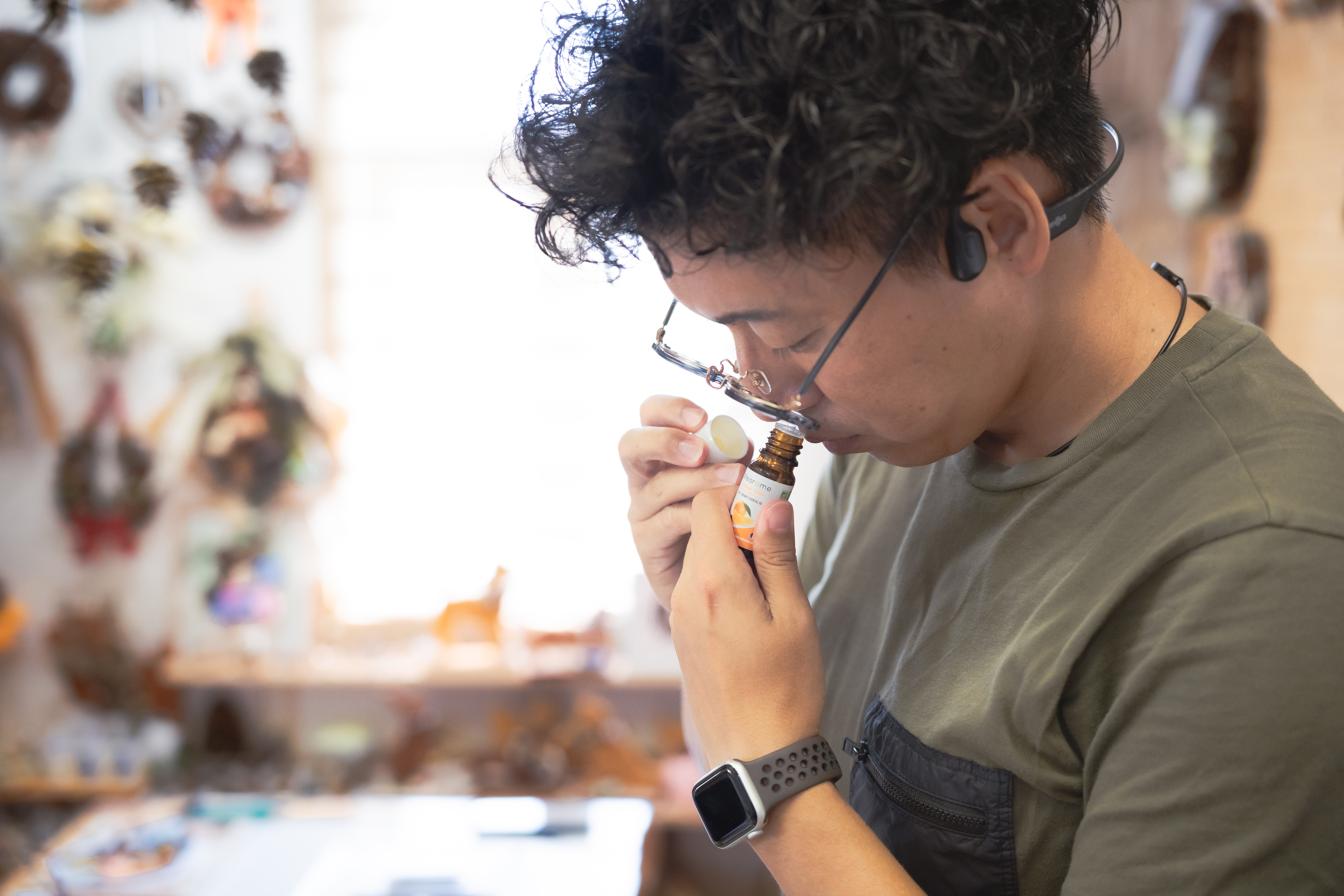 Making your own original aroma sachet with the scents of Awaji Island's forests / Choosing materials for decoration