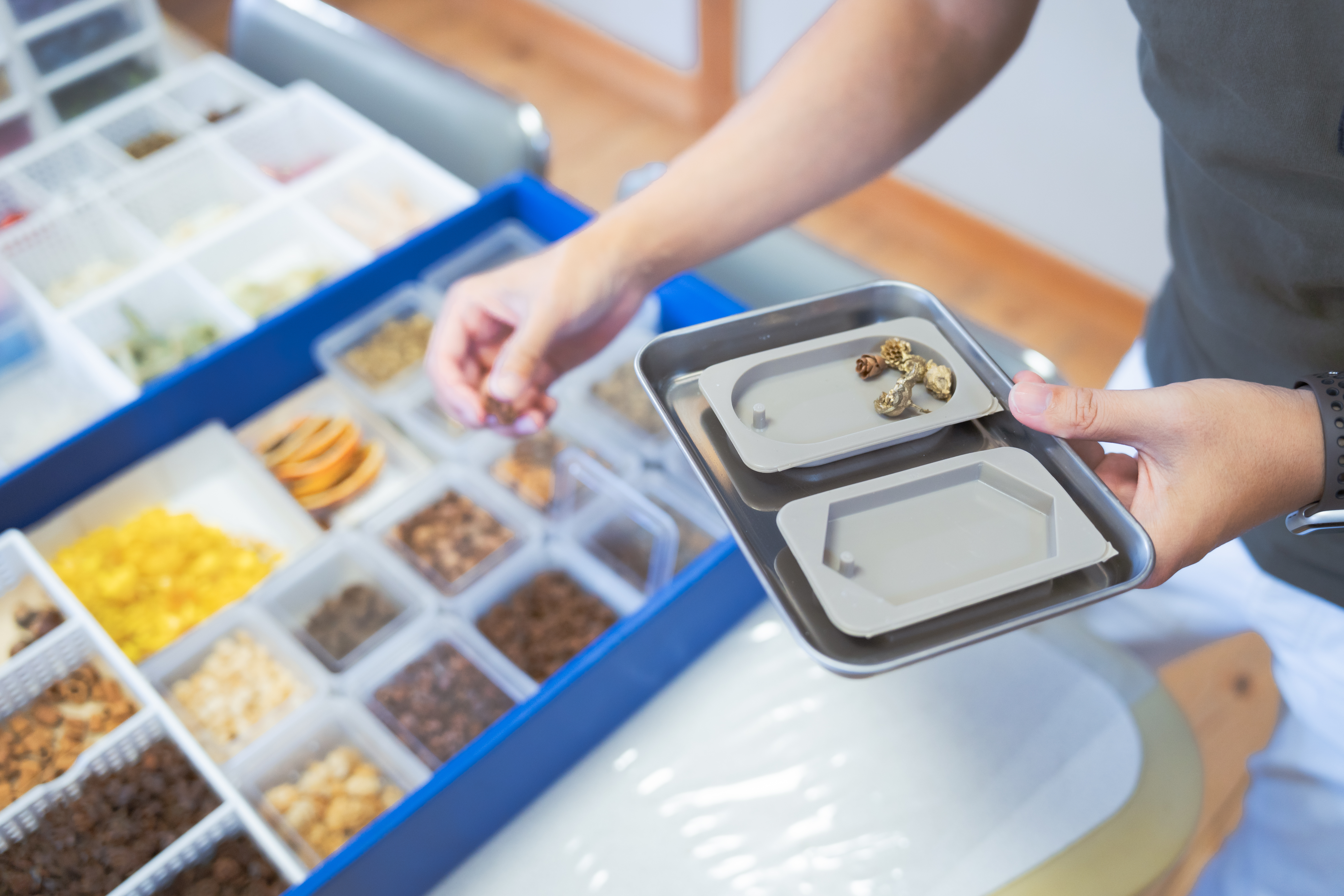 Making your own original aroma sachet with the scents of Awaji Island's forests / Choosing materials for decoration