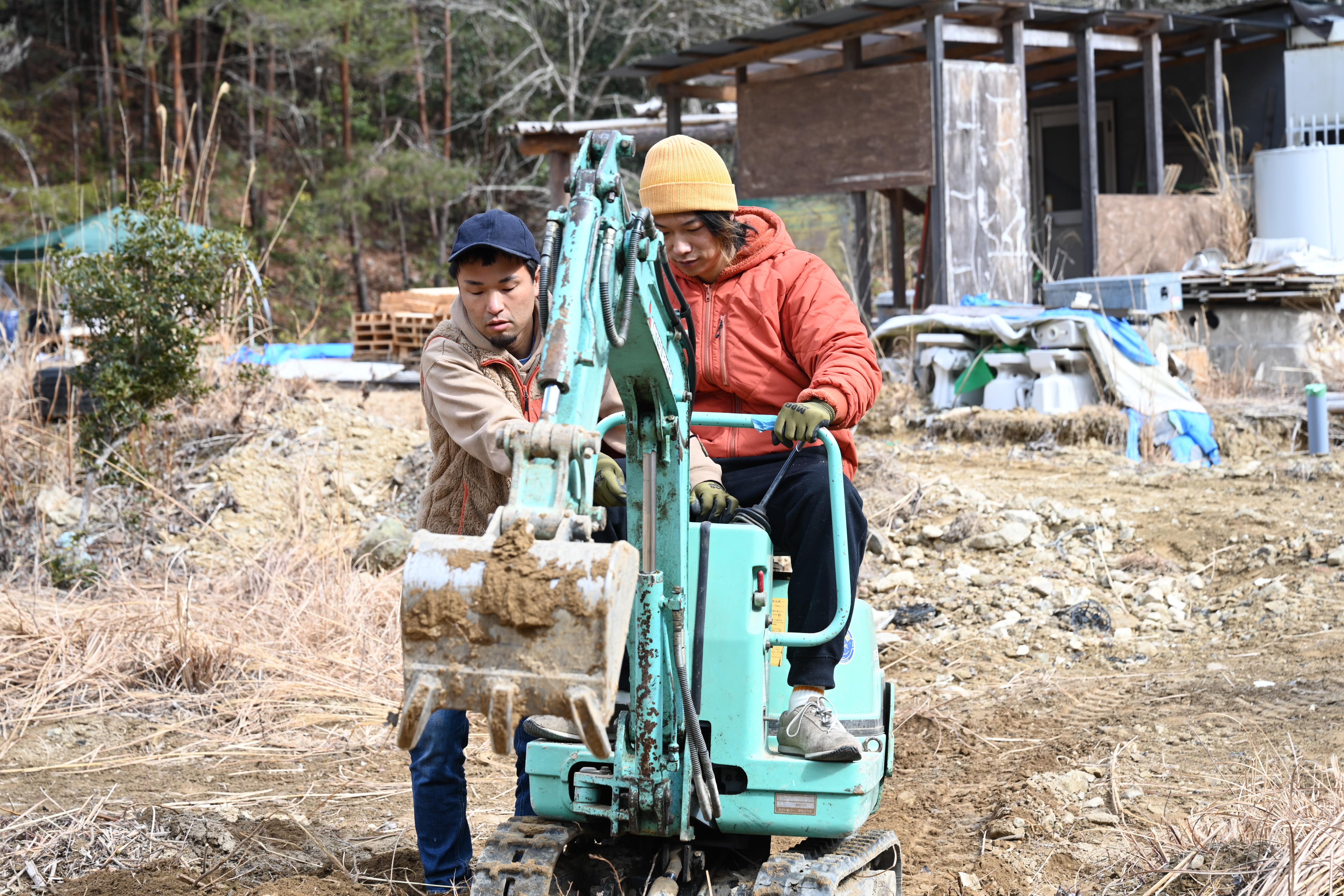 【兵庫・上郡】ゼロから作るキャンプ場開拓体験！重機操作＆アウトドア体験で自然と触れ合う1日 / 免許のいらない重機に乗って道を平らにしてみよう！