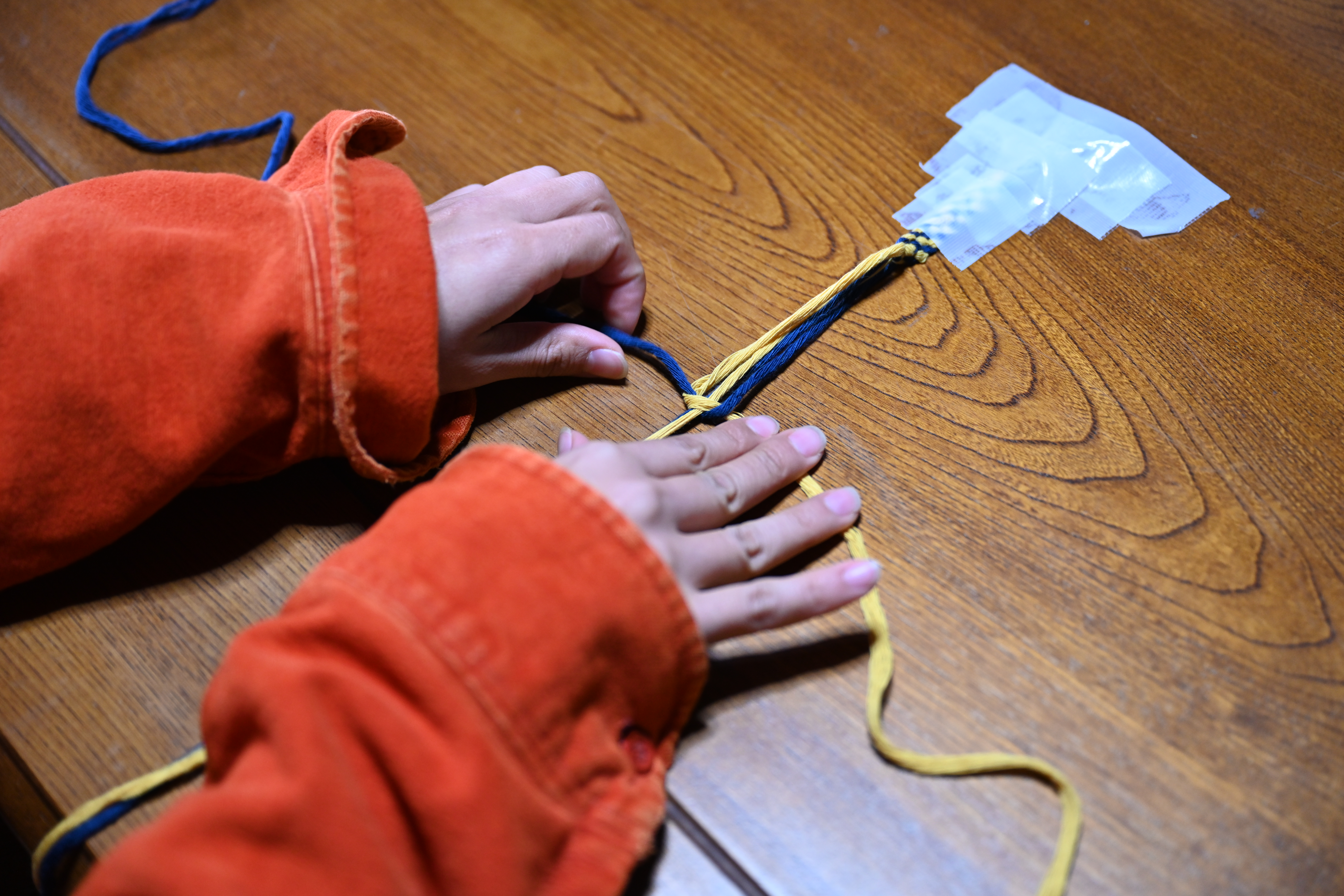【赤穂緞通職人に教わる】こだわりが詰まったチャームを作成しよう / 【チャームプラン】こだわりの色で染めた糸とパーツを組み合わせよう