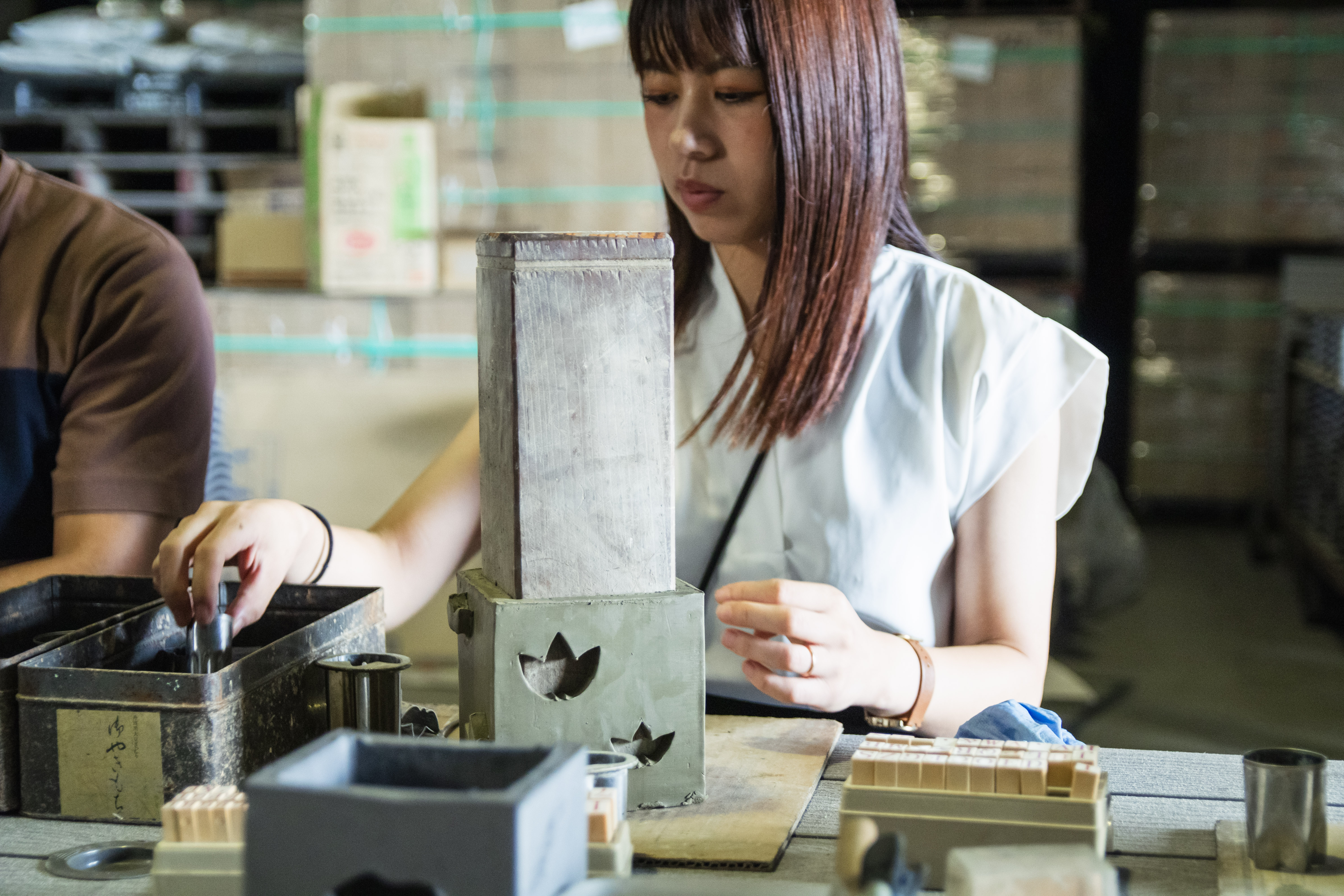 Making an original lantern from Awaji tiles, one of Japan's three great tiles, and discovering their silver sheen / Making a lantern from tile clay