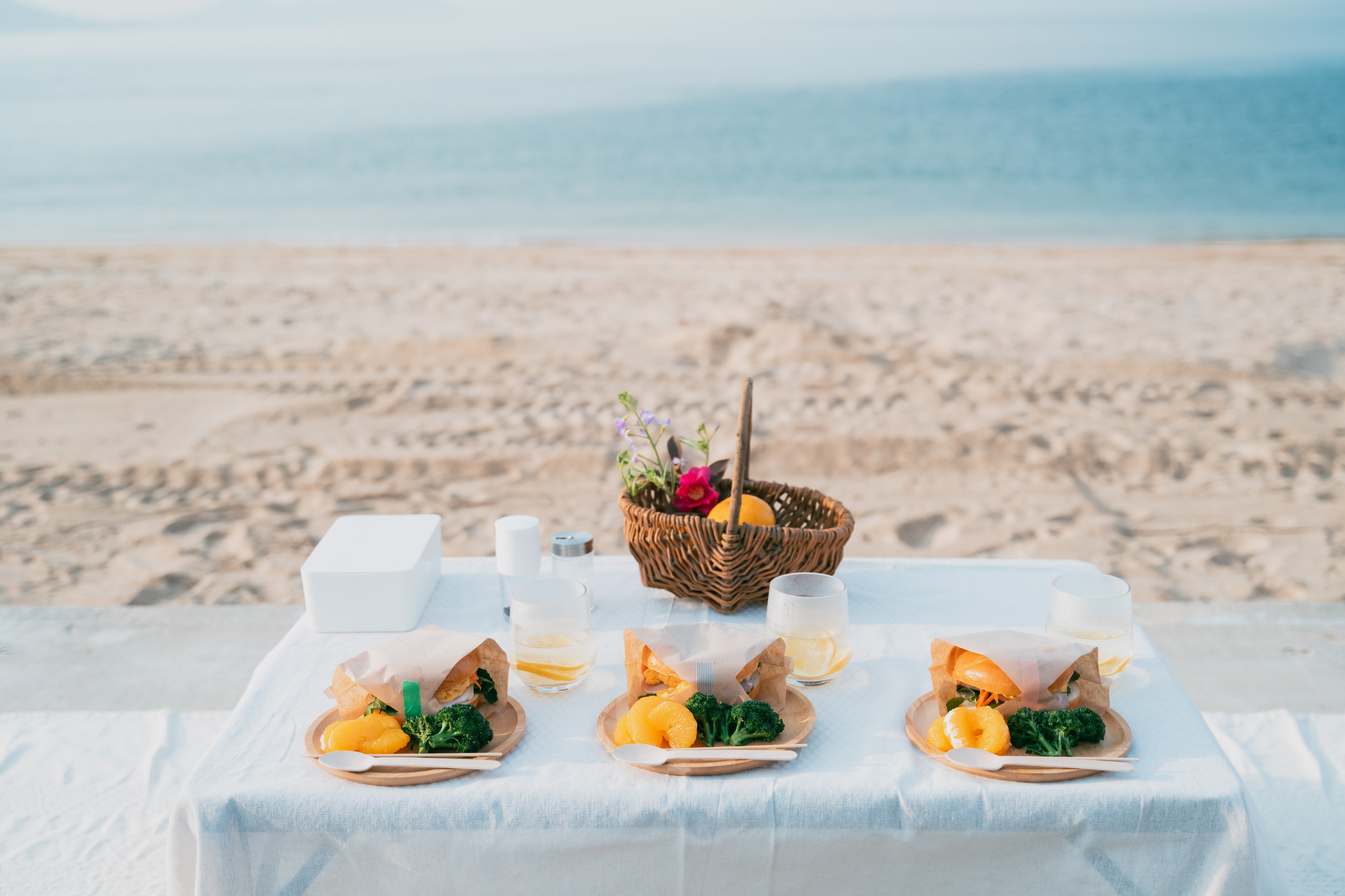 瀬戸内海を眺める贅沢モーニング！目の前に広がる絶景と贅沢な食事で最高の朝を〈モーニングセット・豊島焙煎所コーヒー付き〉※2名～ / 海辺の絶景ウッドデッキで贅沢なモーニングを楽しもう！