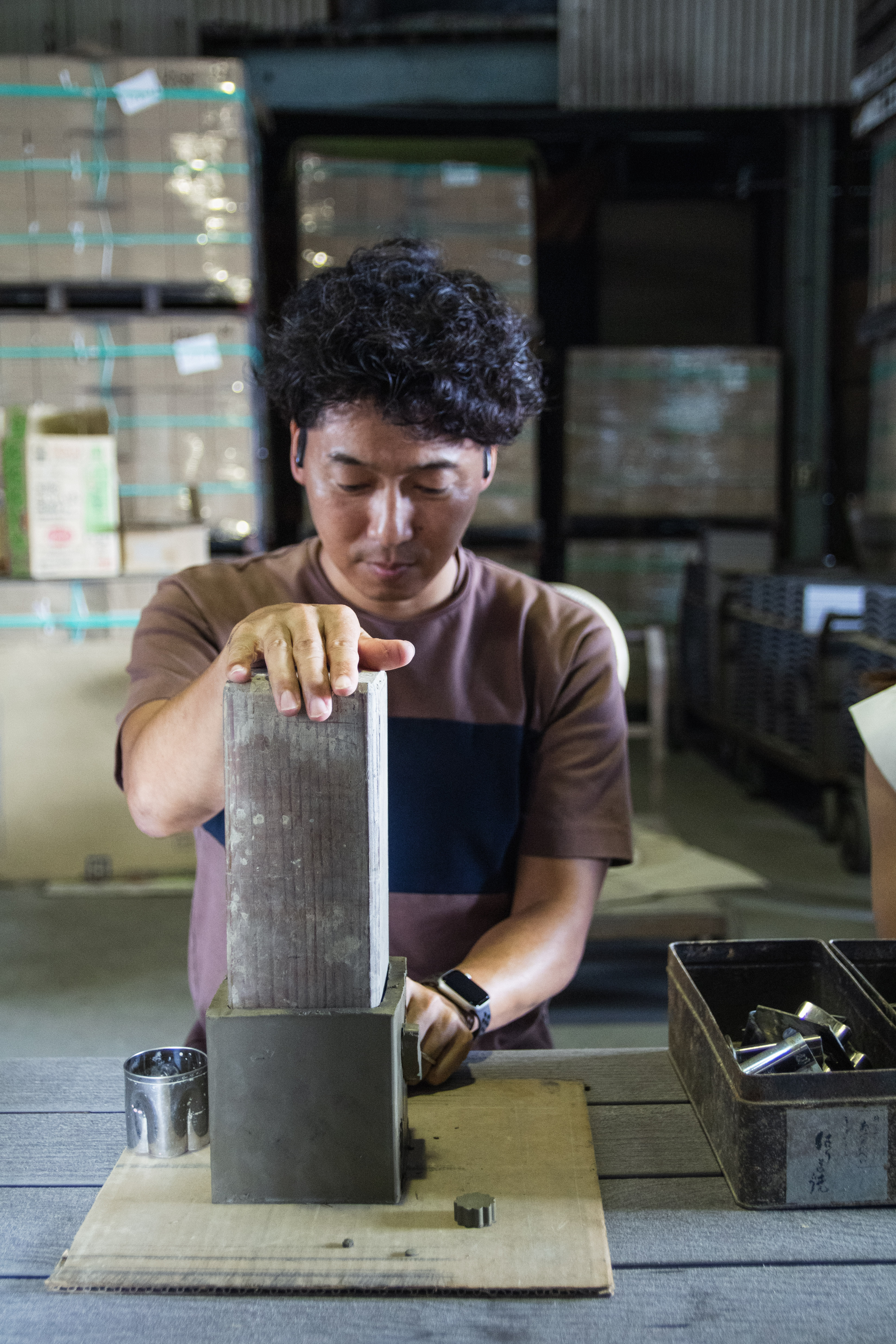 Making an original lantern from Awaji tiles, one of Japan's three great tiles, and discovering their silver sheen / Making a lantern from tile clay