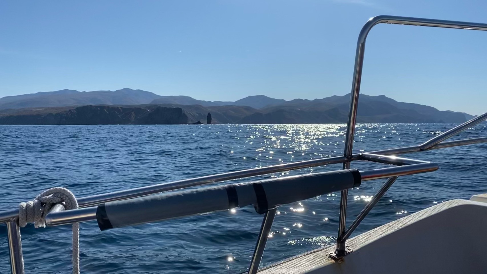 Shakotan: yellowtail fishing from a boat while gazing at Shakotan blue / Stunning views of Shakotan's Cape Kamui that only a boat can give